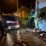 balikesir-bigadic-turfullarda-iki-katli-evin-catisindaki-yangini-itfaiye-sondurdu-9e9zIblU